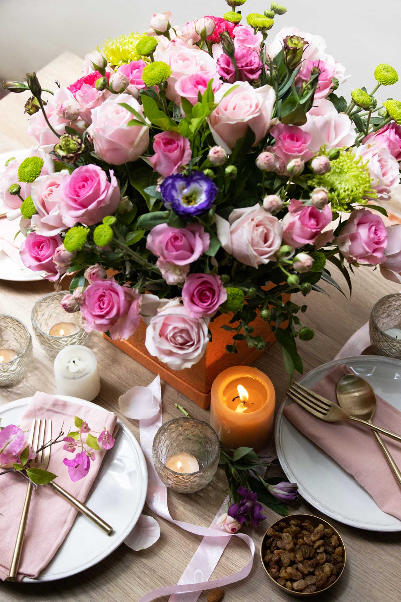 Elegant floral arrangement with pink roses and lisianthus – a modern centerpiece for festive tablescapes and a perfect gift for any occasion
