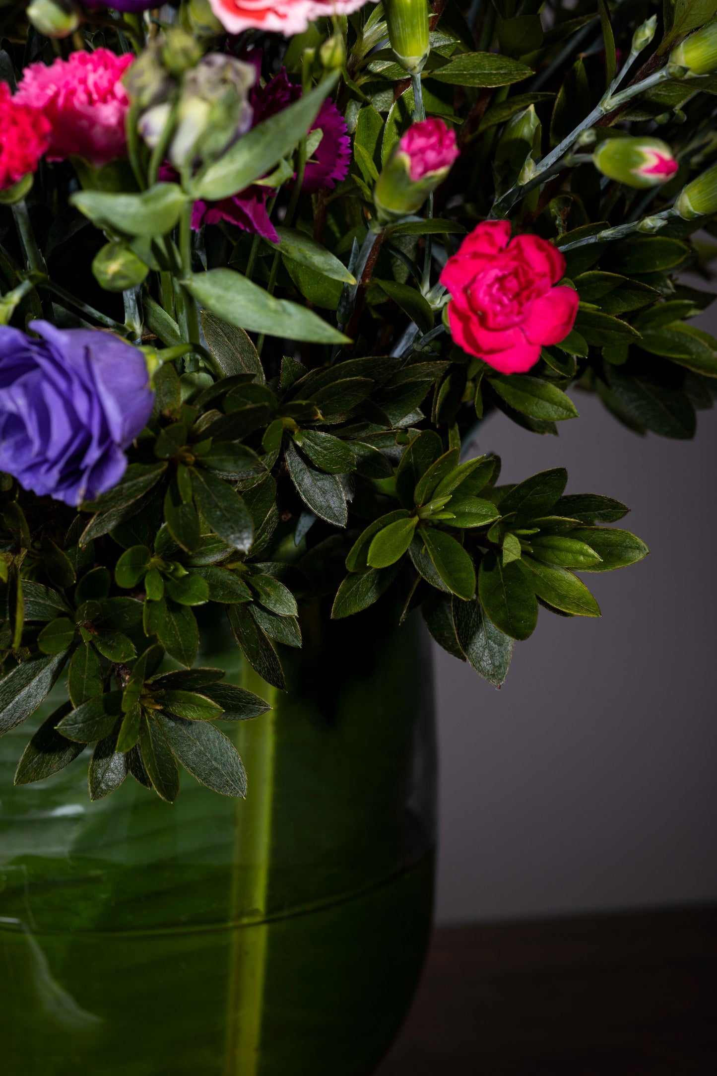 OCEAN OF JOY – Elegant Spray Carnations & Eustoma bouquet in a custom glass bell jar | Flower delivery in Bengaluru | Buy flower bouquets online Bengaluru | Same-day flower delivery Bengaluru | Online florist Bengaluru | Order flowers online Bengaluru | Luxury flower bouquet in Bengaluru